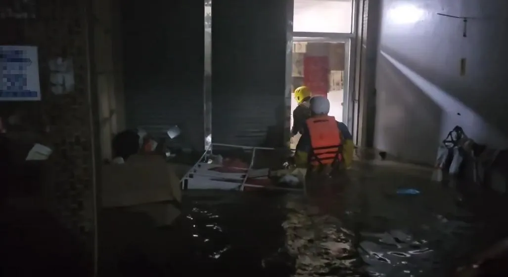 宜蘭縣政府於11日晚上6時提昇災害應變中心為一級開設，代理縣長林茂盛坐鎮應變中心指揮！（圖／翻攝畫面）