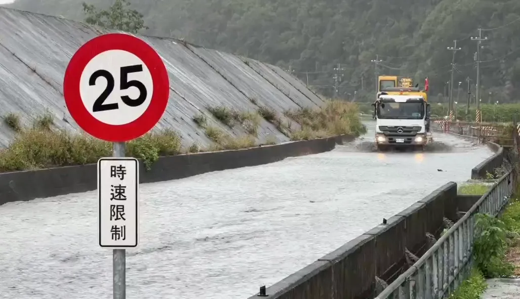 防汛道路一度積水成河。（圖／中天新聞）