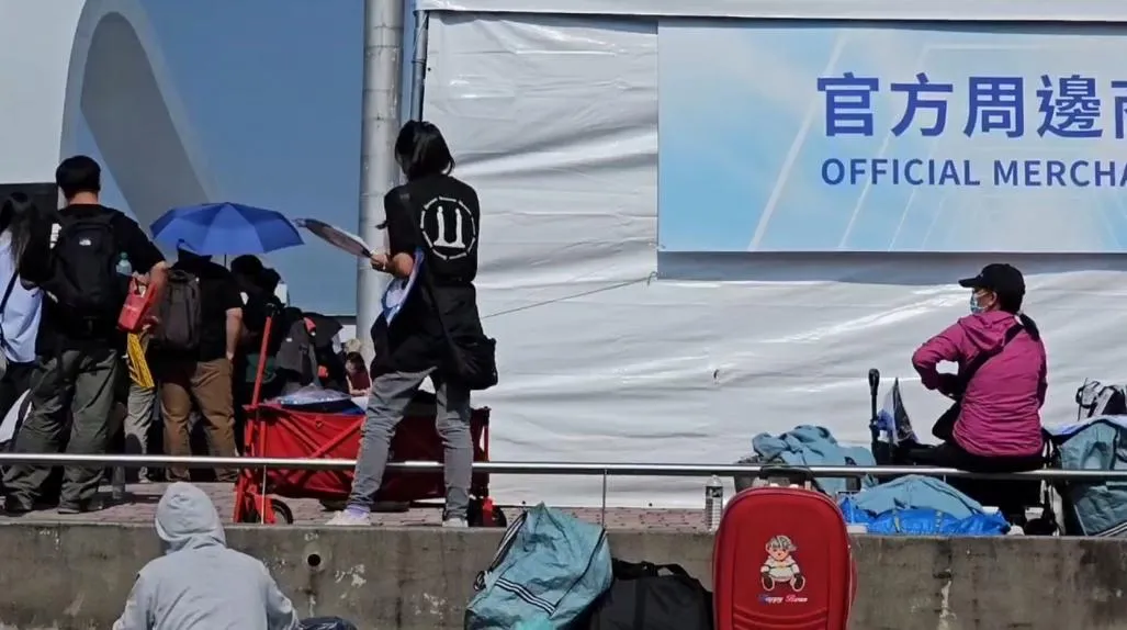 韓國女團TWICE高雄開唱，演唱會周邊卻出現不少違規攤販，販售疑似盜版的周邊商品，造成現場混亂。（圖／翻攝畫面）