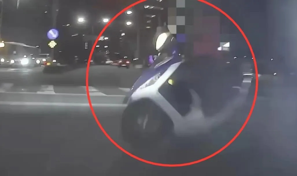 女騎士與員警機車擦撞。（圖／翻攝畫面）
