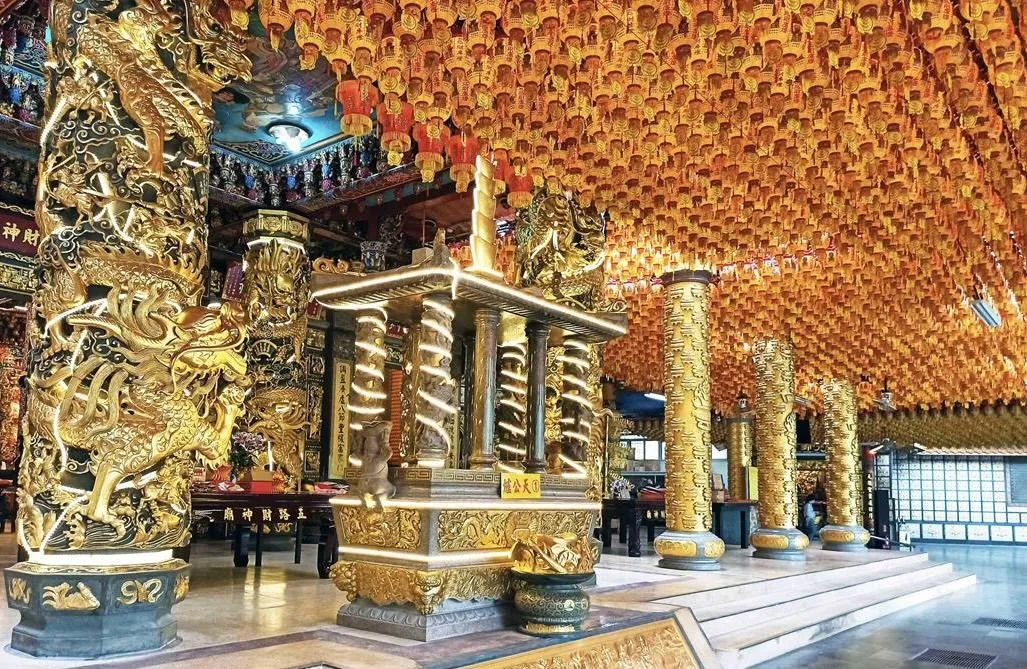 石碇五路財神廟到處可見象徵聚財元寶。（圖／翻攝自石碇五路財神廟官網）