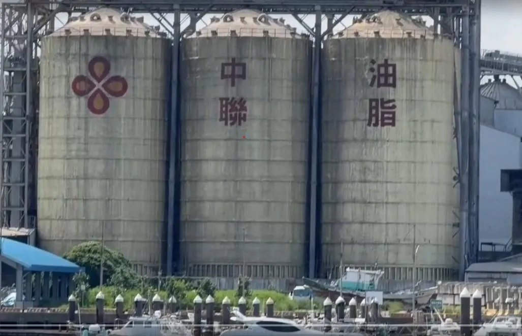 中聯油脂一批大豆沙拉油檢出致癌物苯駢芘含量超標。(圖/中天新聞)