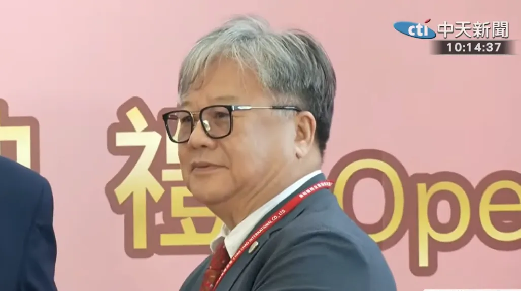 洪堯昆出席3日寵物展，福壽實業的產品還獲獎。（圖／中天新聞）