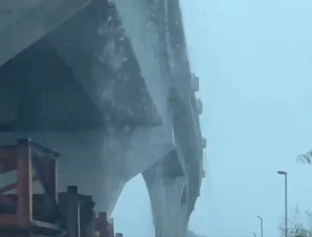 台76線道員林大排一帶橋上積水往下灌，變成「水濂洞」。（圖／民眾提供）