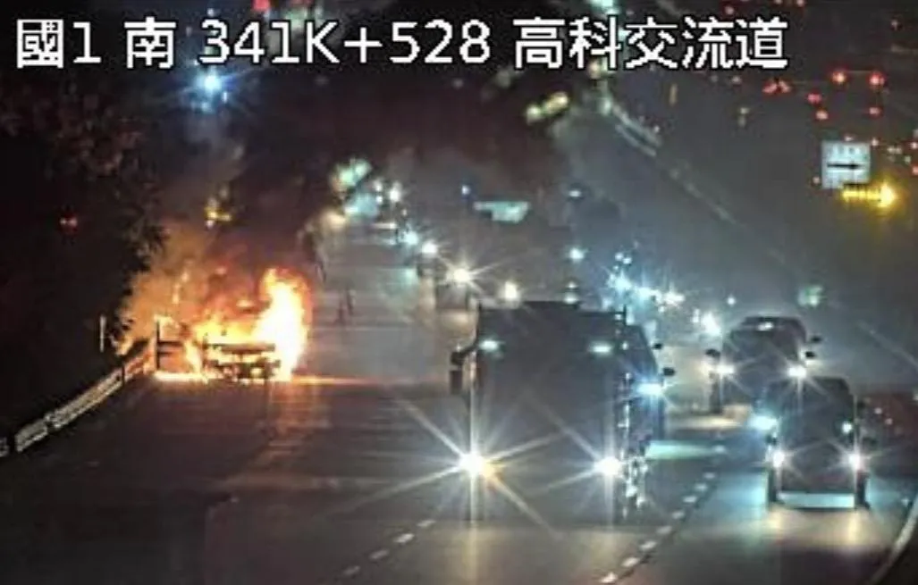 自小客車全面燃燒火勢猛烈。（圖／翻攝自國道公路即時網）
