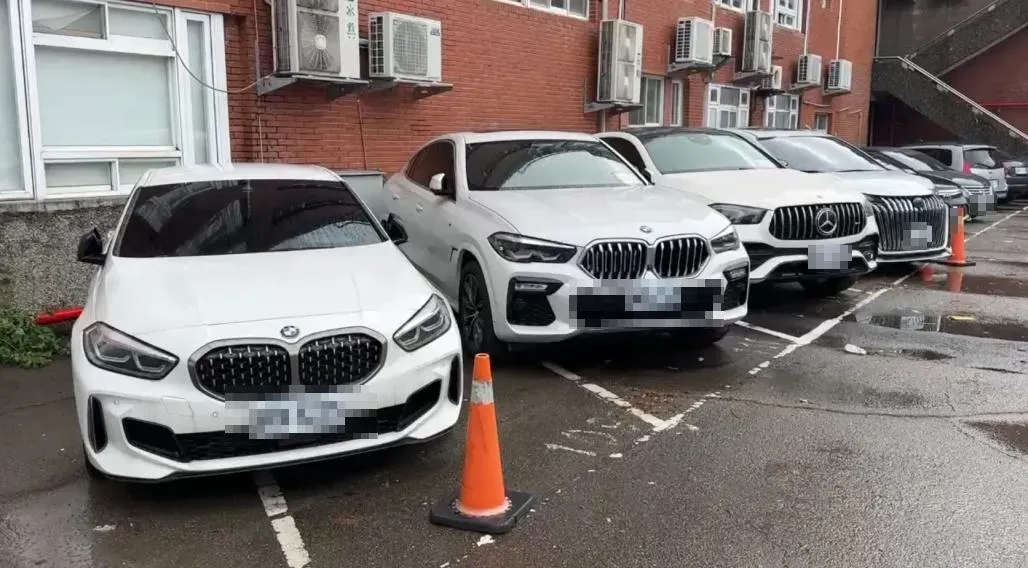 專案扣得聯絡用手機30餘支、BMW及阿法等車輛5部，並扣 得現金453萬餘元、泰達幣（USDT）2萬3,000顆（市值約新臺幣 75萬6,700元）。（圖／翻攝畫面）