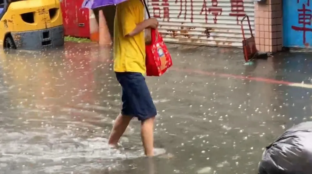 嘉義市今(18)日午後遭遇大雷雨襲擊,因排水系統無法負荷,導致市區多處道路出現積水情形。(圖/翻攝畫面)