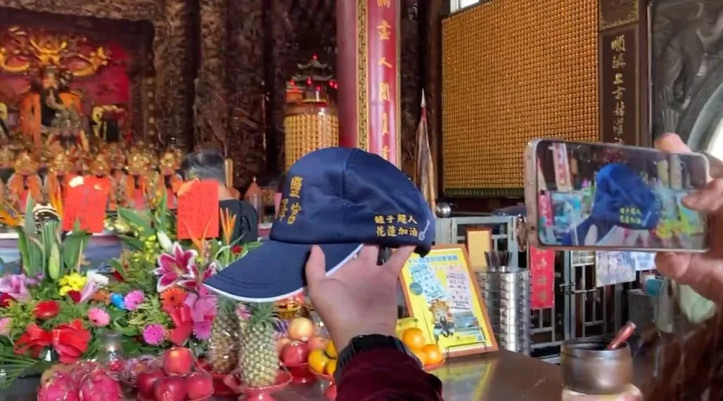 彰化埔鹽順澤宮感謝鏟子超人救災，特製冠軍帽限量發放給志工！原計300頂，因反應熱烈加碼至5800頂，吸引眾多志工前來領取！（圖／翻攝畫面）