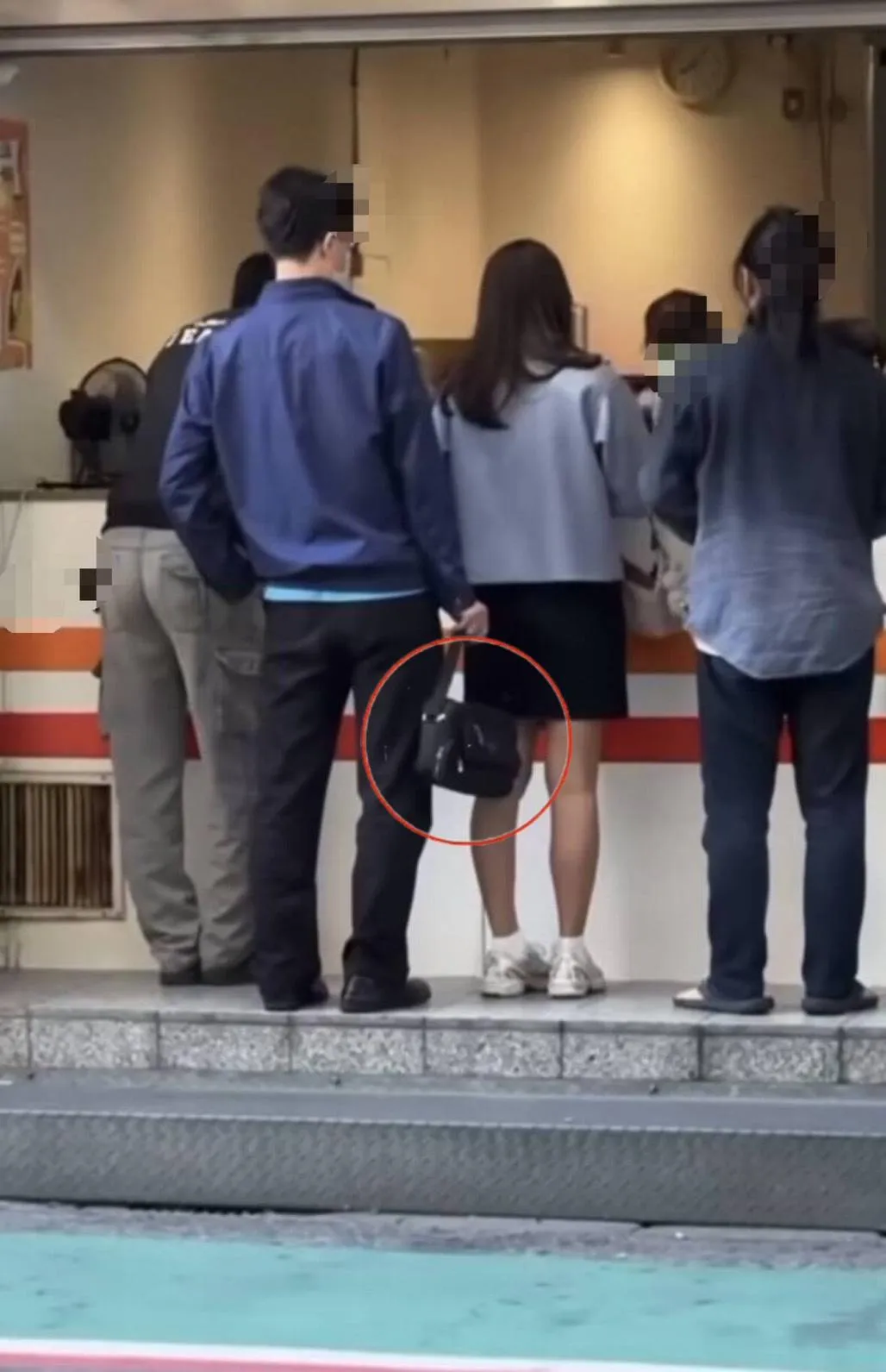 嫌犯偷拍裙底時被人蒐證。（圖／取自內壢大小事）