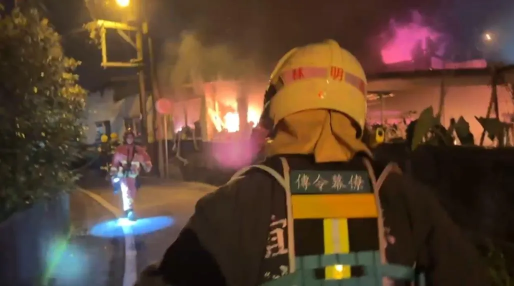宜蘭縣五結鄉中里路一處鋁門窗鐵工廠於3日晚間7時許爆發火警。（圖／翻攝畫面）