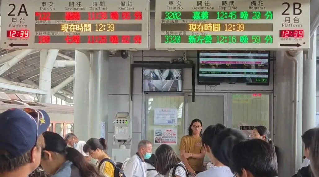 台鐵南部路段今（5日）上午突發號誌系統故障，導致高屏區間列車出現程度不等的延誤狀況。（圖／翻攝畫面）