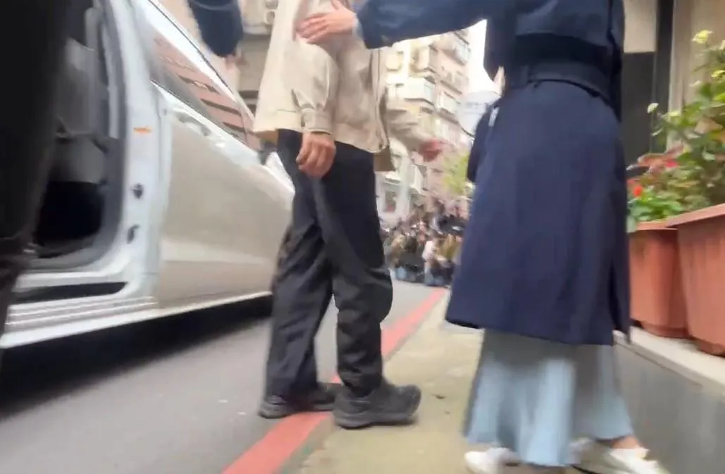 柯文哲去年9月交保獲釋後右腳戴上電子腳鐐，從褲管突出可見。（圖／資料照片）