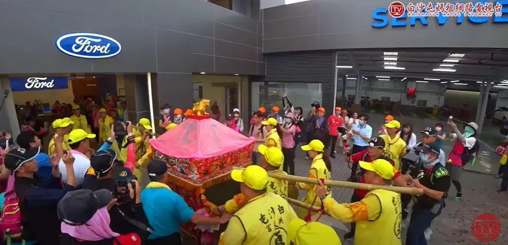 白沙屯媽祖與山邊媽祖第五度駐駕「福彰汽車展示中心」。(圖/翻攝自白沙屯媽祖網路電視台)