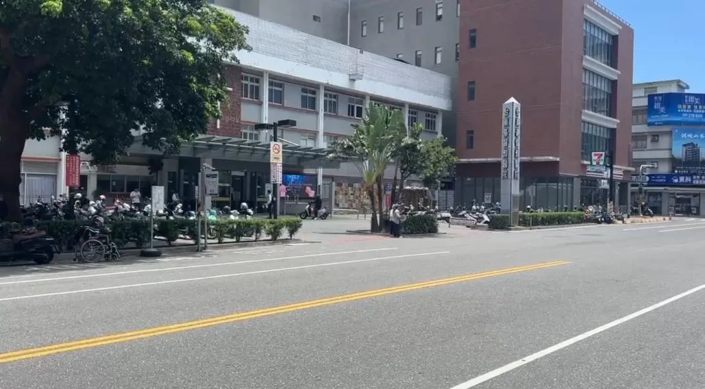 台東基督教醫院外一輛松德長照車疑因駕駛突發疾病，在醫院外逆向行駛並不斷繞圈，短短48秒內連續繞行4圈，嚇壞附近行人與機車騎士。（圖／翻攝畫面）