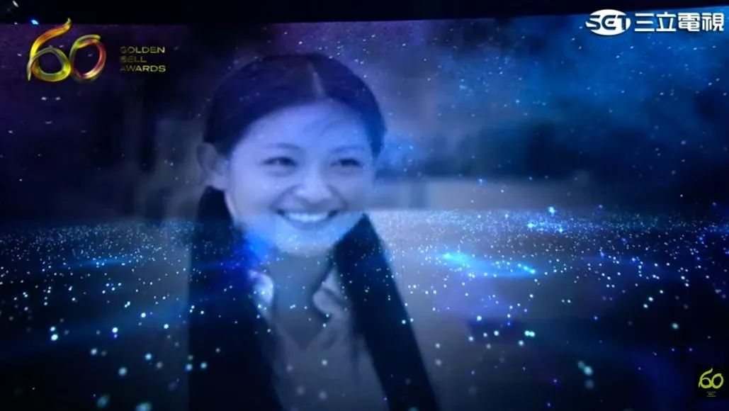 偶像劇教母柴智屏擔任引言人，致敬已故影音工作者，其中後面VCR屏幕出現了，大S、顏正國、瓊瑤、張立威等人的照片。（圖／翻攝自金鐘獎 Golden Bell Awards YouTube）