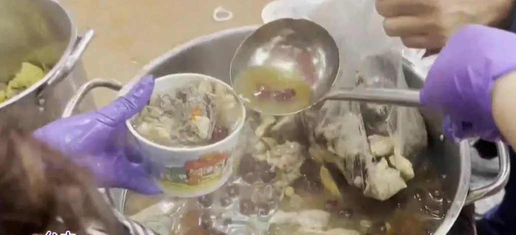 熱茶、熱咖啡、熱湯都要當心，建議等待２分鐘不燙口時再食用。（圖／中天新聞）