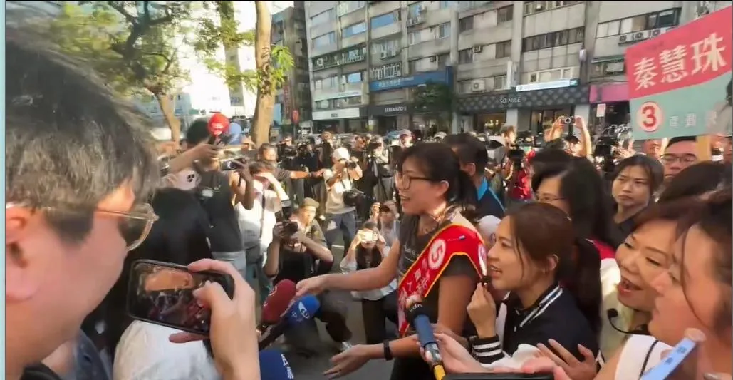 徐巧芯陪同石舫亘向在場記者致意。(圖/中天新聞)