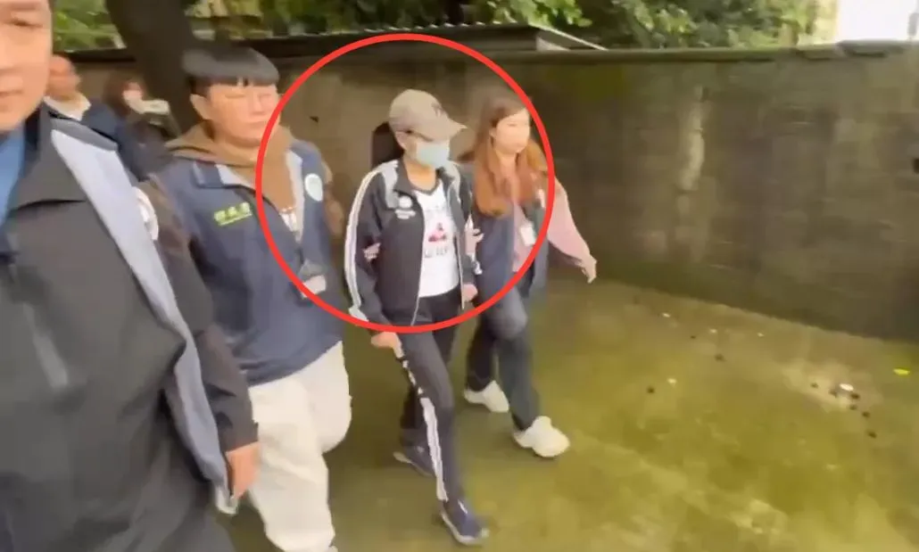 陸配「小微」遭專勤隊人員押解強制驅逐出境。（圖／翻攝畫面）