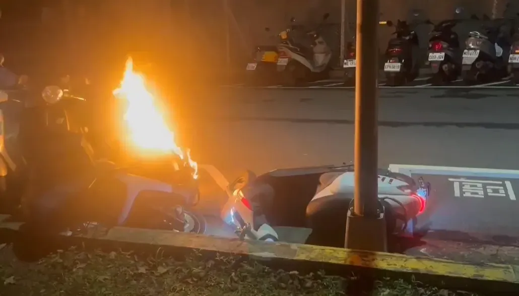 北市承德路旁一輛機車今天（11）日凌晨突起火狂燃。（圖／警方提供）