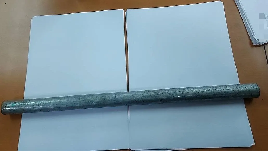警方當場查獲作案用鐵棍一支。(圖/警方提供)