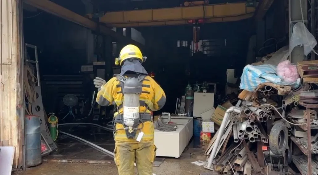 高雄市三民區孝順街靠近果菜市場的一間烤漆工廠，今天下午1點58分左右發生嚴重火警。（圖／翻攝畫面）
