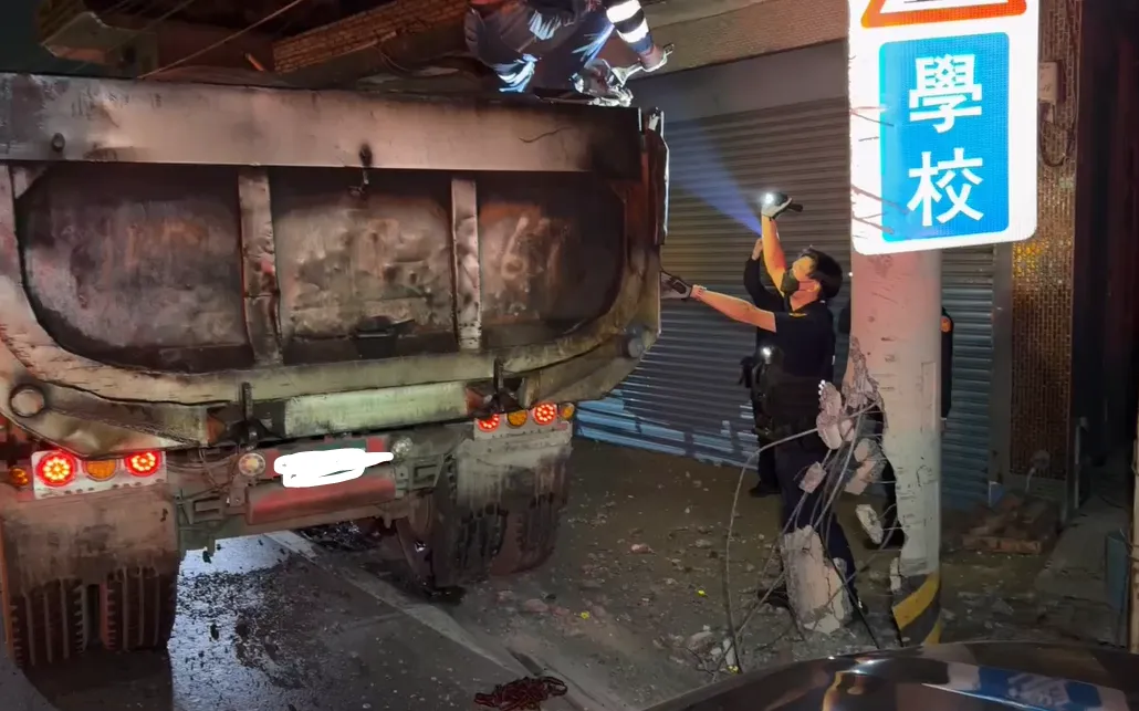 高雄市仁武區於28日深夜發生曳引車自撞電桿意外。（圖／翻攝畫面，下同）