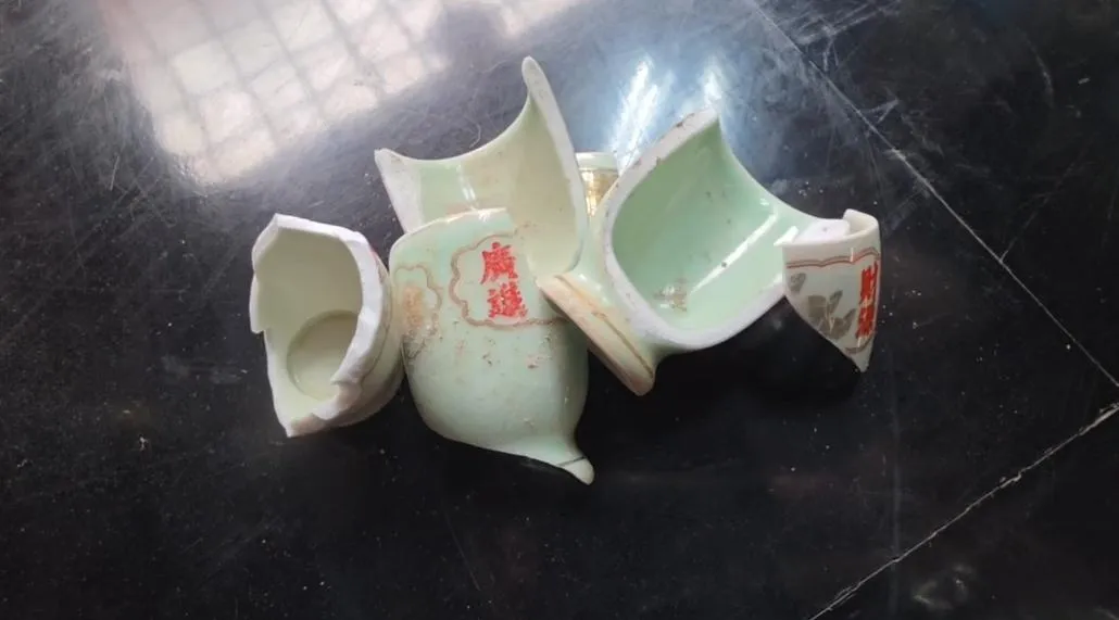 宮廟內建築物受損，香爐被毀，香灰散落四處。（圖／翻攝畫面）
