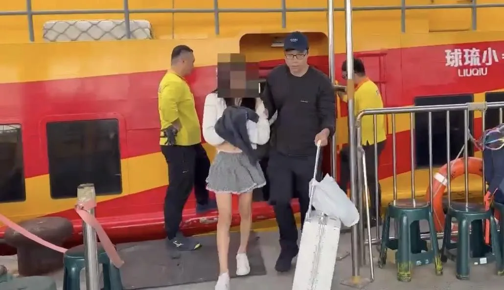 傳播妹遭逮警方搭船押解。（圖／翻攝畫面）