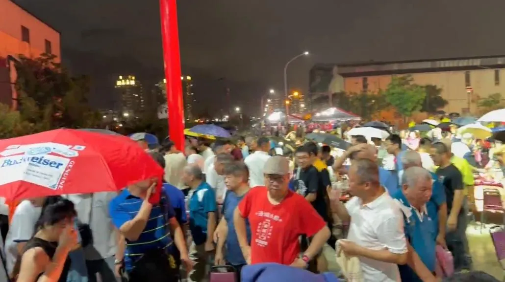 台南安南區草湖寮代天宮7日晚間盛大舉辦李府千歲聖誕慶典圓滿晚會慘遇暴雨。(圖/翻攝畫面)