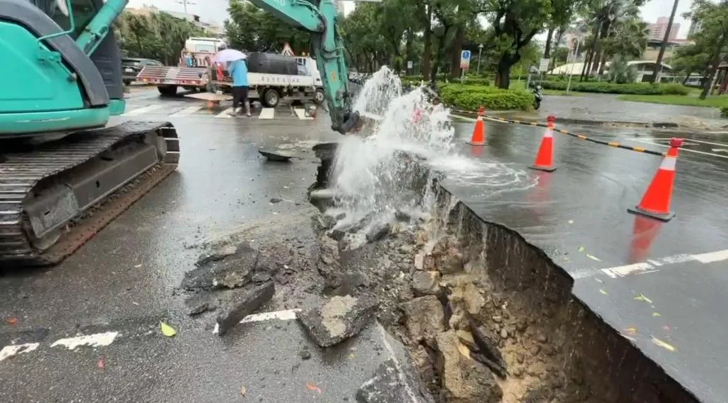 高雄市今（31）日上午遭受狂風暴雨襲擊，強降雨帶來大量積水，也導致部分路段傳出地基掏空與路面塌陷的災情。（圖／翻攝畫面）