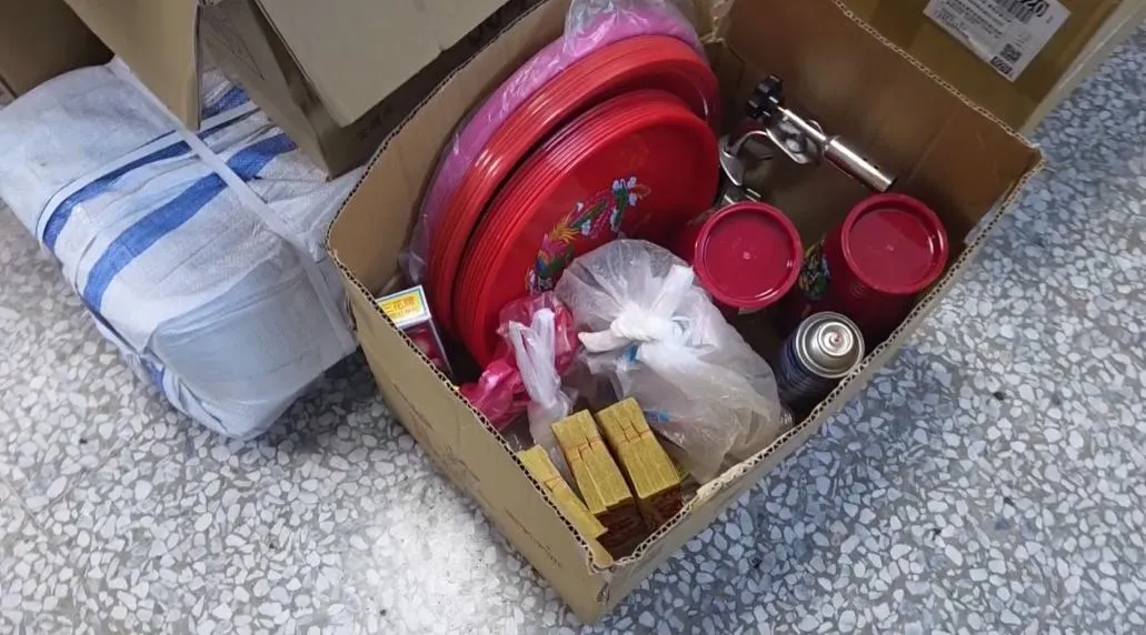 花蓮縣吉安分局長陳盈元找乩童在停車場作法抓鬼。（圖／翻攝畫面）