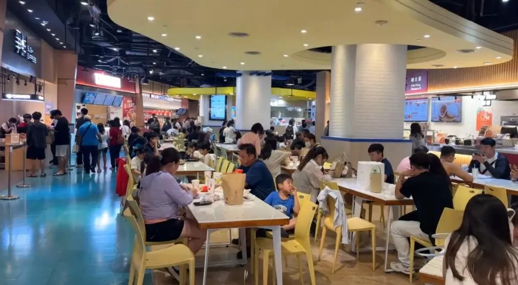 高雄市政府宣布今（7）日停班停課，但各大百貨公司仍維持正常營業，意外吸引大量民眾前往消費，美食街更是一位難求。（圖／翻攝畫面）