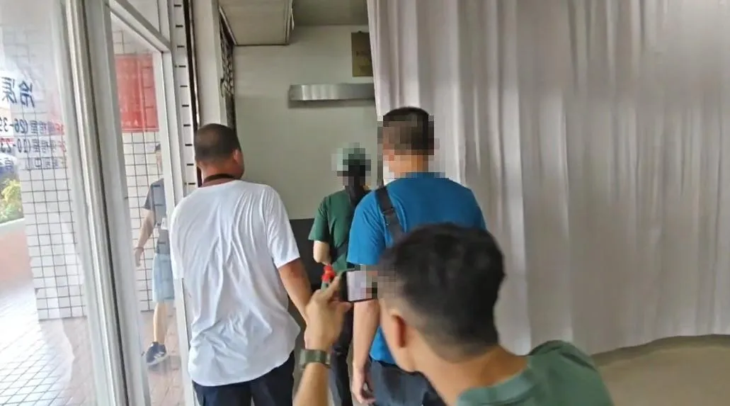 郭女的妹妹與妹夫趕抵殯儀館時神色凝重。由於姊妹倆已有十多年未見面，加上遺體狀況不佳，妹妹表示無法辨識死者是否為親姊姊。（圖／中天新聞）