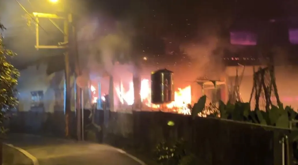 宜蘭縣五結鄉中里路一處鋁門窗鐵工廠於3日晚間7時許爆發火警。（圖／翻攝畫面）