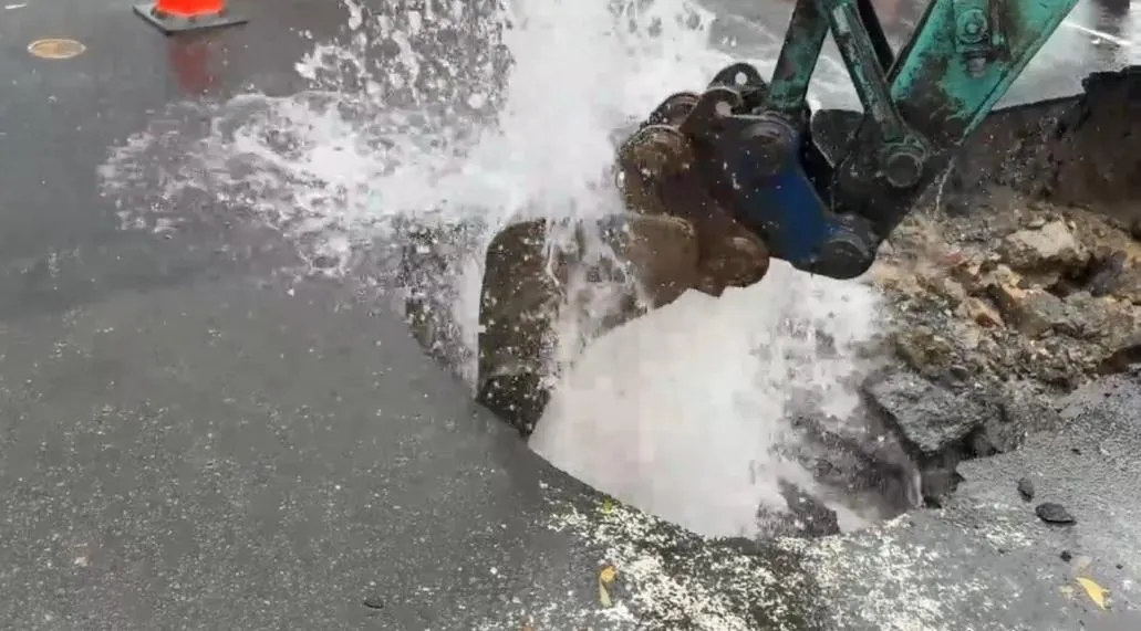 高雄市今（31）日上午遭受狂風暴雨襲擊，強降雨帶來大量積水，也導致部分路段傳出地基掏空與路面塌陷的災情。（圖／翻攝畫面）