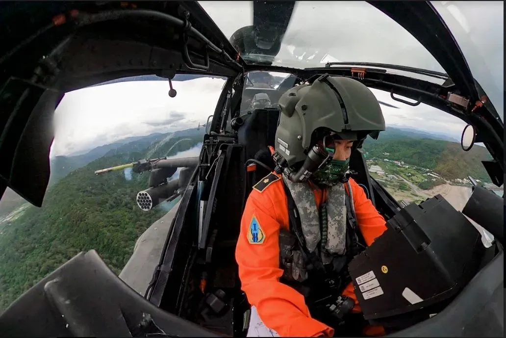 AH-64E發射右翼端的刺針空對空飛彈，圖中可見到射手頭戴的AAIH頭盔、右眼處的IHADSS系統。(圖/陸軍司令部)