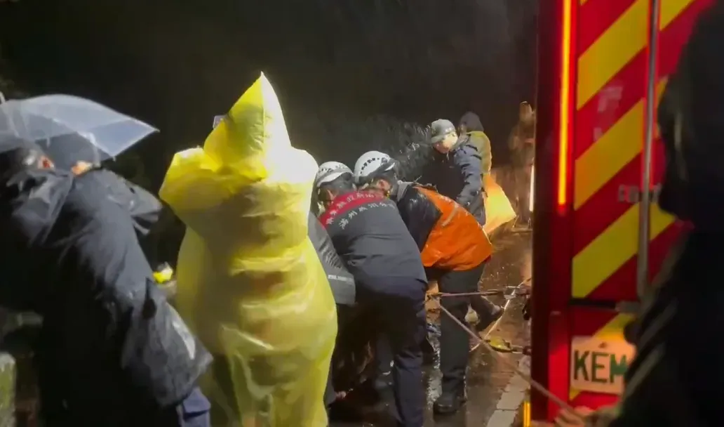 警消合力將方男遺體拉起。（圖／警方提供）