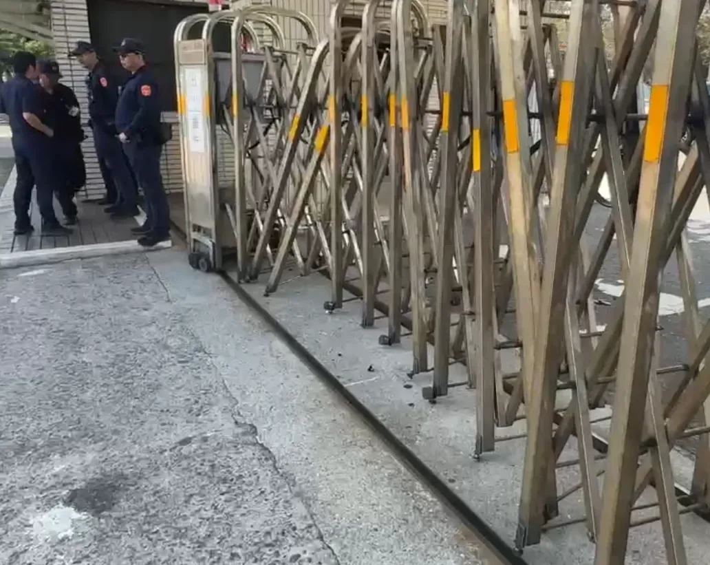 警方表示核三廠大門雖部分損壞，但進出管制不受影響。（圖／中天新聞）