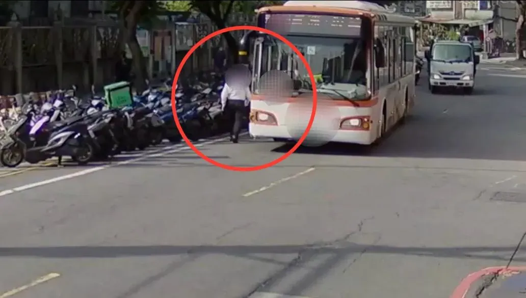 公車司機下車查看扶正機車後就離開。（圖／翻攝畫面）