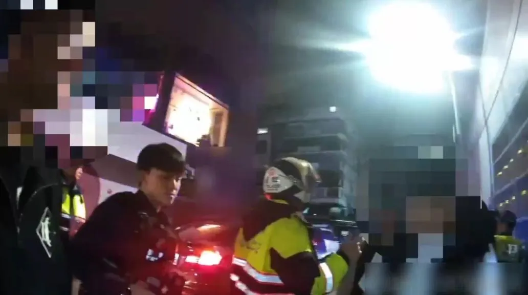 陳姓警員受傷，眼窩及手指均有撕裂傷，眼鏡也被打壞。（圖／翻攝畫面）