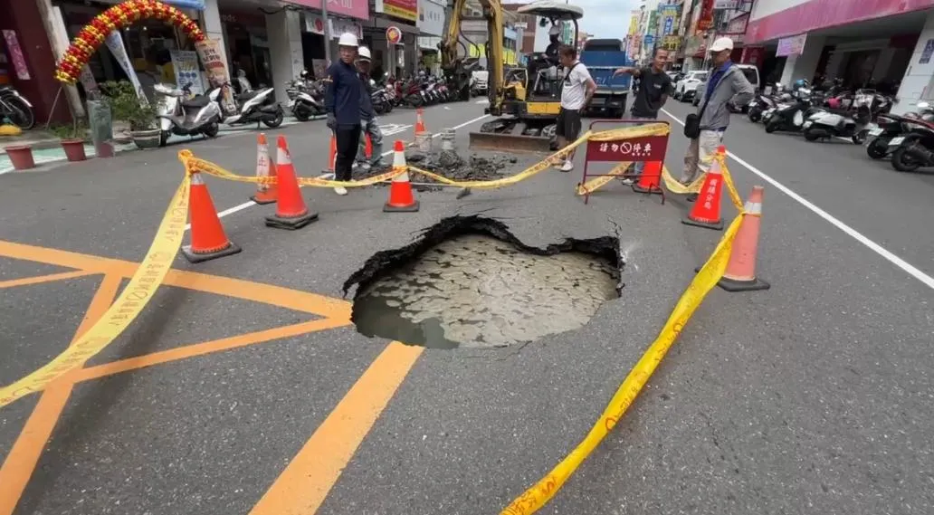 高雄今天又傳出路面塌陷。（圖／翻攝畫面）