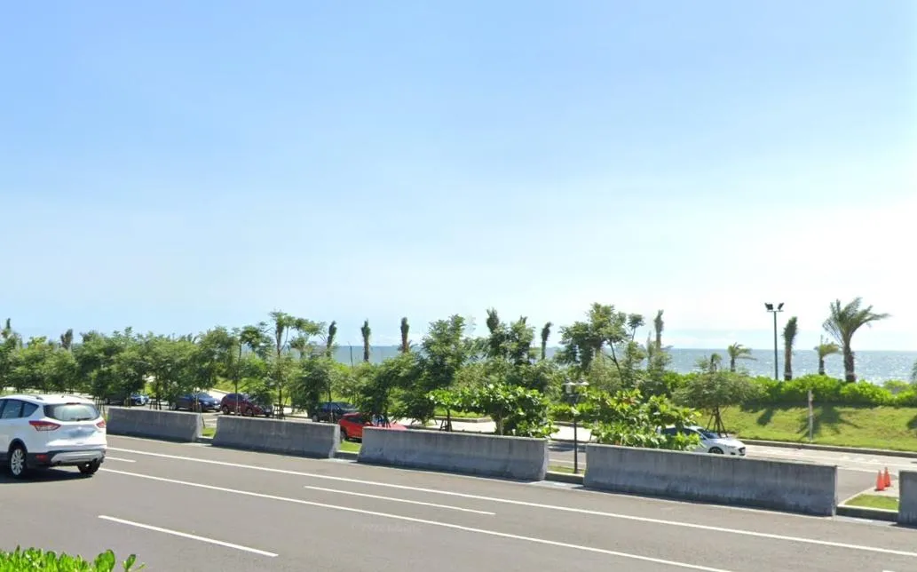 黃金海岸首期工程耗資3億多元,規劃興建離岸堤並進行養灘。(圖/翻攝自google map)