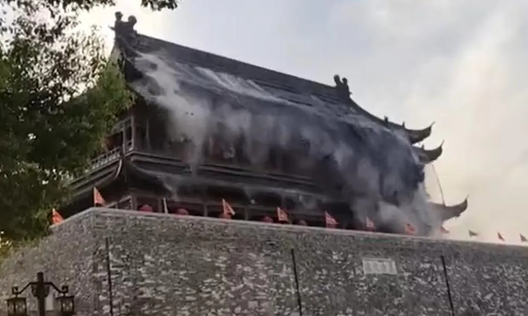 屋頂磚瓦坍塌瞬間,揚起滾滾煙塵,十分駭人。(圖/翻攝新浪微博)