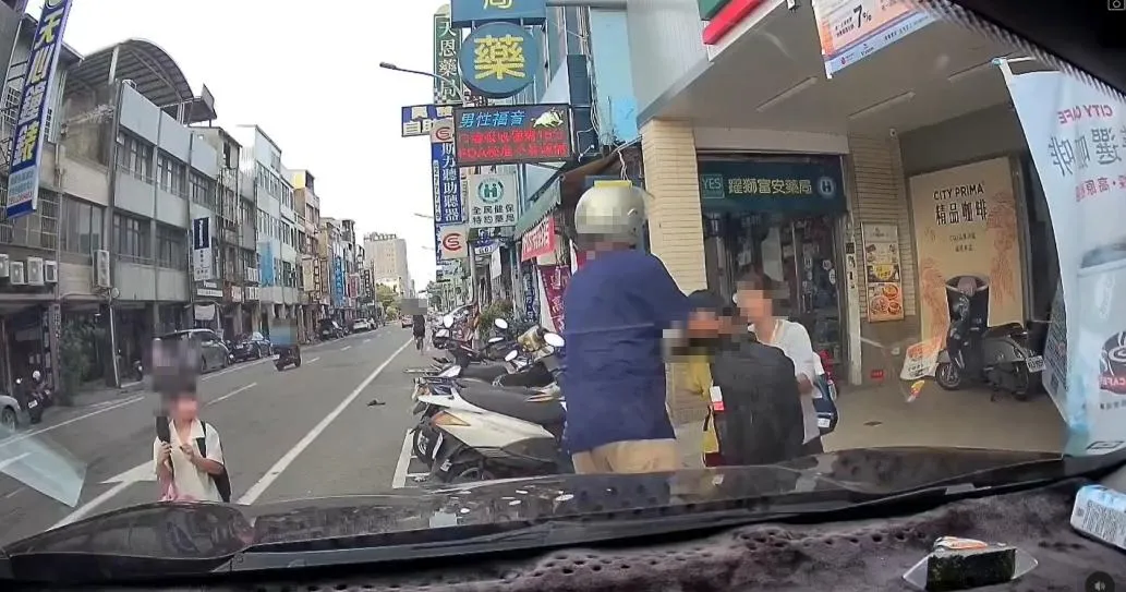 苗栗市今(2)日下午發生隨機殺人案,稍早攻擊第一視角畫面也曝光。(圖/網友k117025授權提供)
