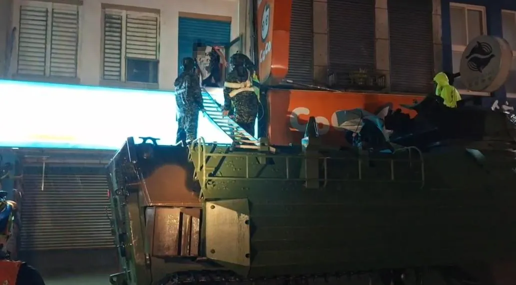 軍方出動車輛，AAV7兩棲突擊車以及橡皮艇，前往救援當地居民。（圖／翻攝畫面）