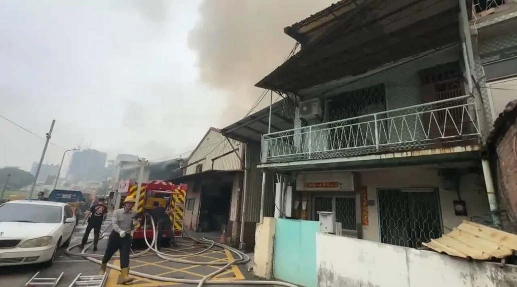 高雄市三民區孝順街靠近果菜市場的一間烤漆工廠，今天下午1點58分左右發生嚴重火警。（圖／翻攝畫面）