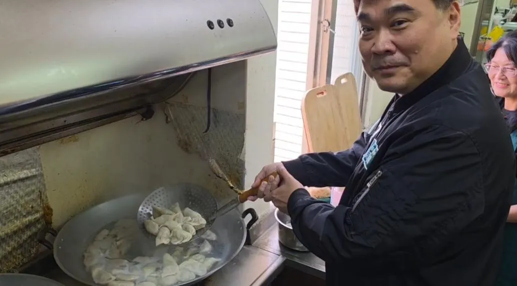 嘉義縣青農聯誼會與各分會攜手合作，將參賽高麗菜製成每包1200克的水餃，並結合各分會長自發提供的加菜金。（圖／翻攝畫面）