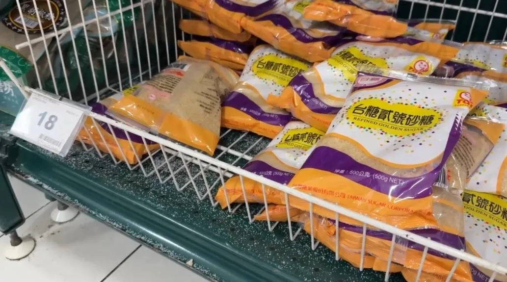 受到中東戰爭引發全球供應鏈大亂，台糖公司近期因「塑膠袋原物料」短缺，導致旗下二砂糖生產包裝受阻。（圖／翻攝畫面）