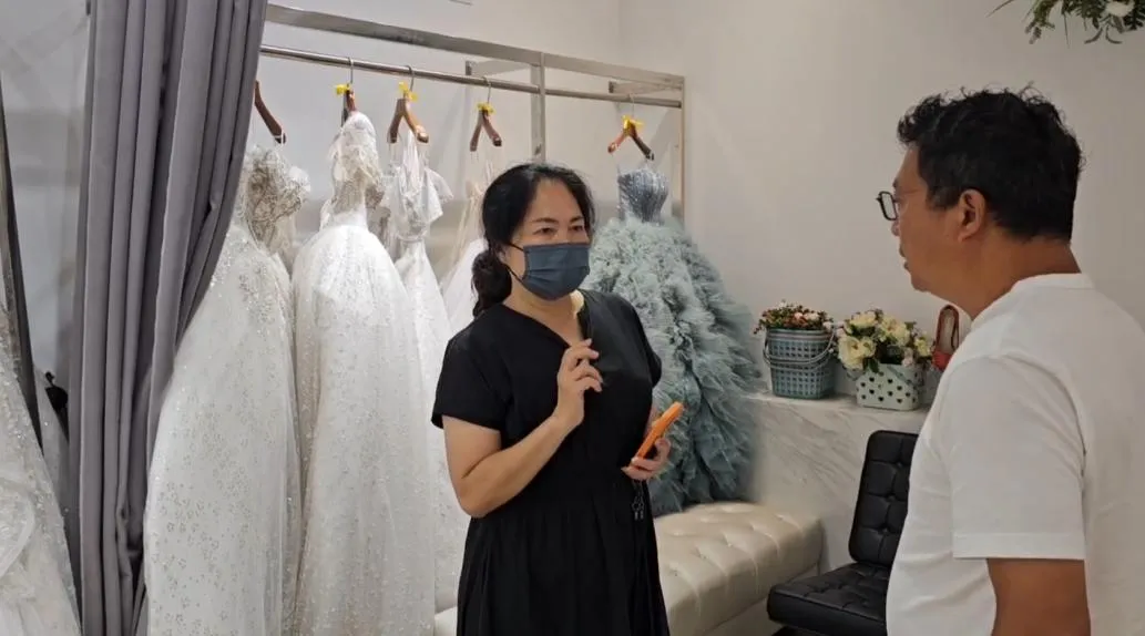 當準小姑走進店裡，看見這件幾乎完美契合遺願的婚紗時，準小姑在店內止不住淚水，感嘆禮服真的很漂亮，可惜再也等不到主人的婚紗，於是準小姑則頻頻點頭說著：「這就是姊姊想要的」。（圖／翻攝畫面）