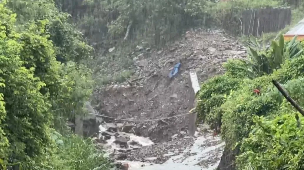 東68線通往台坂與土坂村落路段滿布土石泥漿，道路極度濕滑。（圖／翻攝畫面）
